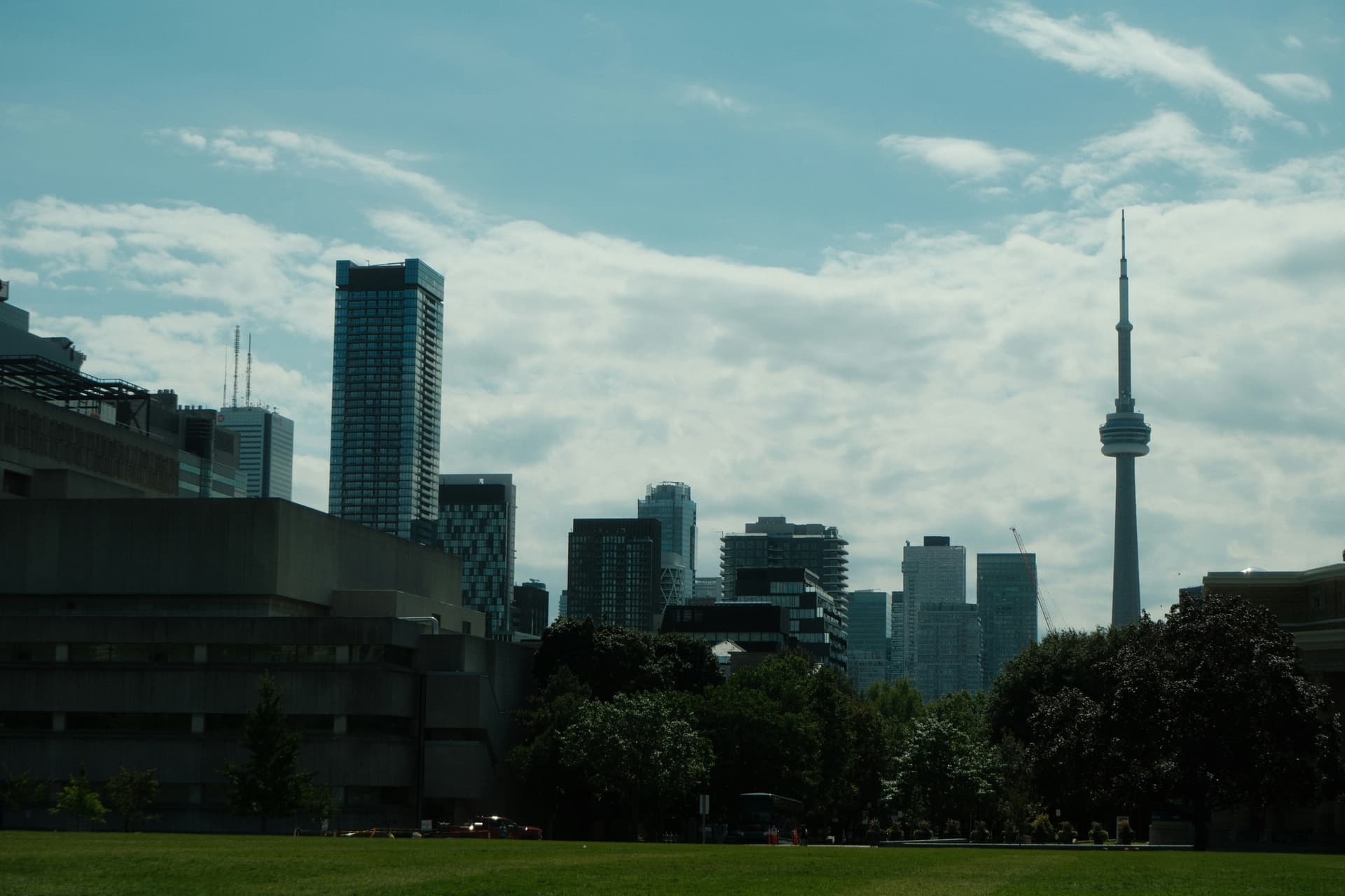 Skyline de Toronto avec tours residentielles et tour CN, pour illustrer les marches locatifs canadiens