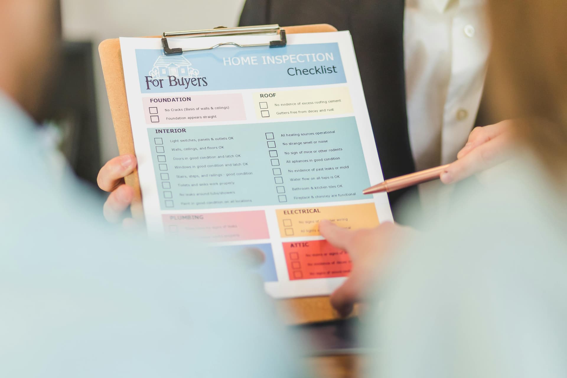 Inspecteur montrant une checklist d'inspection immobiliere sur un clipboard, pour illustrer les signaux d'alarme avant l'achat d'un immeuble locatif au Quebec