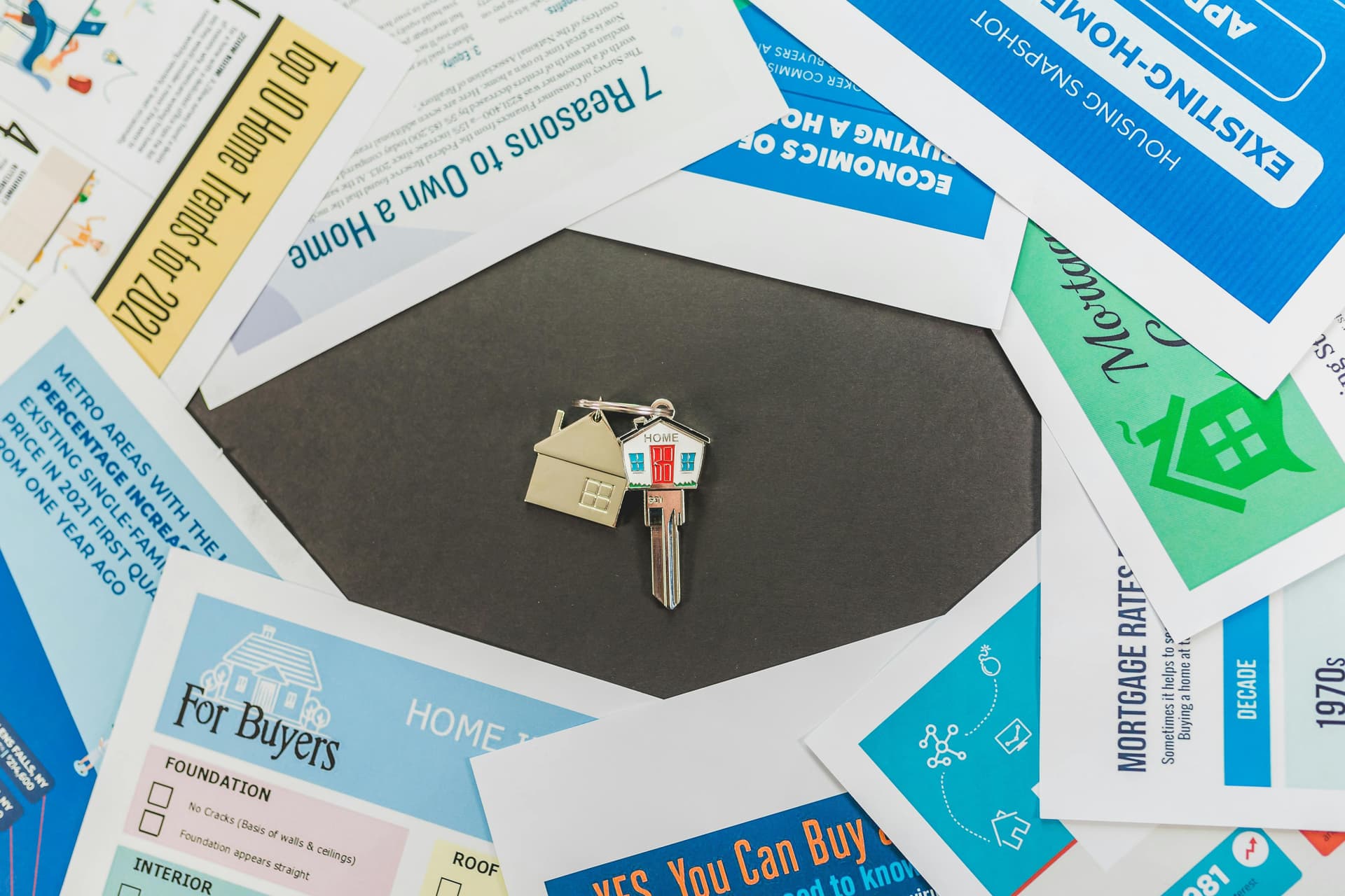 Vue du dessus d'une cle de maison posee sur des documents immobiliers, pour illustrer un guide d'investissement locatif au Quebec
